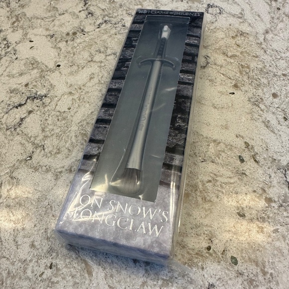 Urban Decay Games of Thrones Jon Snow Longclaw Eyeshadow Brush - Picture 4 of 7